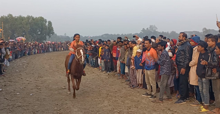 ঐতিহ্যের ঘৌড়দৌড় দেখতে মানুষের ভিড়