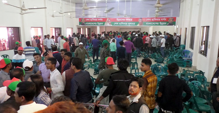 আ.লীগের সম্মেলনে ছাত্রলীগের চেয়ার ছোড়াছুড়ি