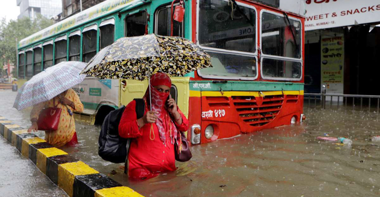 তুমুল বৃষ্টিতে বেহাল দশা মুম্বাইয়ে