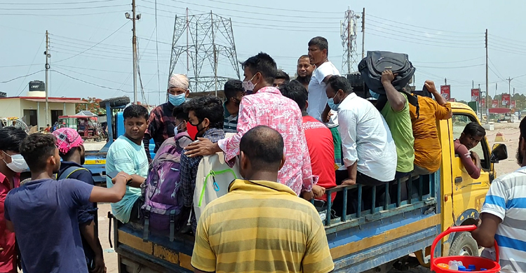 ঢাকায় ফিরতে নিম্ন আয়ের মানুষের ভরসা পিকআপভ্যান