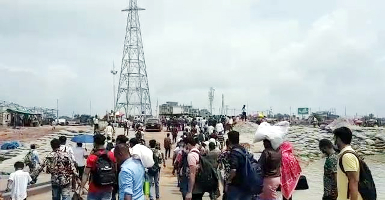 নিষেধাজ্ঞা উপেক্ষা করে ফেরিতেই পার হচ্ছে যাত্রী-ব্যক্তিগত গাড়ি