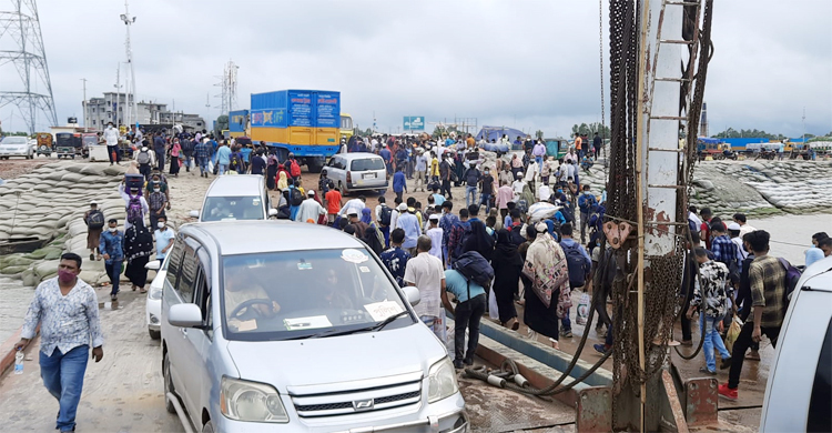 বৈরী আবহাওয়ায়ও শিমুলিয়ায় যাত্রীদের ভিড়