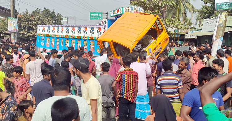 একে একে ৭ গাড়িতে বেপরোয়া ট্রাকের ধাক্কা, নারী নিহত