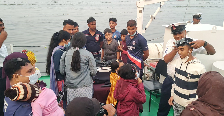 ধলেশ্বরীর তীরে যুদ্ধ জাহাজ দেখতে মানুষ ভিড়