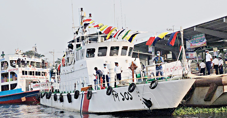 ধলেশ্বরীর তীরে যুদ্ধ জাহাজ দেখতে মানুষ ভিড়