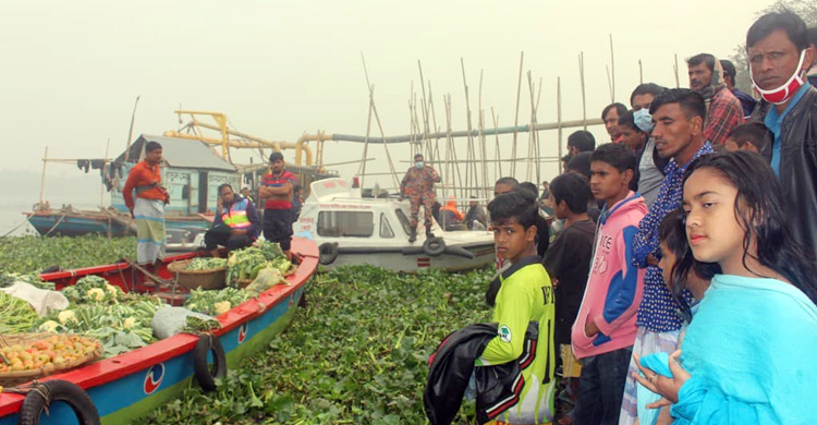 যাত্রীবাহী লঞ্চের ধাক্কায় ছিটকে নদীতে পড়ে ব্যবসায়ী নিখোঁজ