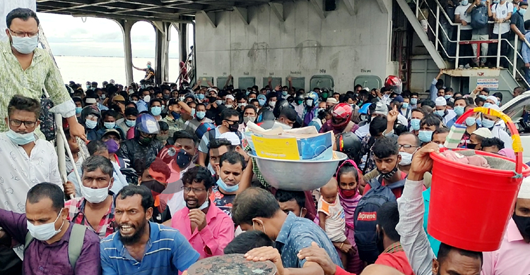 কঠোর বিধিনিষেধেও শিমুলিয়া ঘাটে যাত্রীদের ঢল