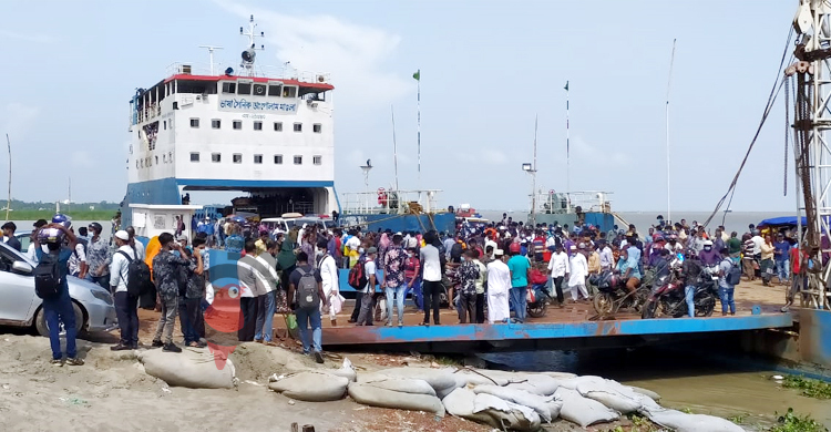 শাটডাউনের আশঙ্কায় শিমুলিয়া-বাংলাবাজারে ফেরিতে যাত্রীদের ভিড়
