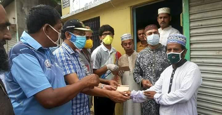 মোনেম মুন্নার জার্সি বিক্রির টাকায় ২০০ পরিবারকে সহায়তা