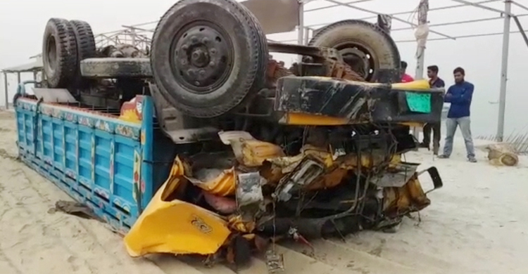 ফেরিতে উঠতে গিয়ে পদ্মায় ট্রাক, নিহত ১