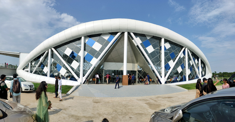 পদ্মার পাড়ে জমজমাট দেশের ‘সবচেয়ে বড়’ রেস্টুরেন্ট