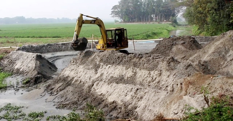 খাল দখল করে বালু ভরাট, উচ্ছেদ করলেন ইউএনও