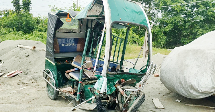 এক্সপ্রেসওয়েতে পিকআপের ধাক্কায় অটোরিকশার যাত্রী নিহত