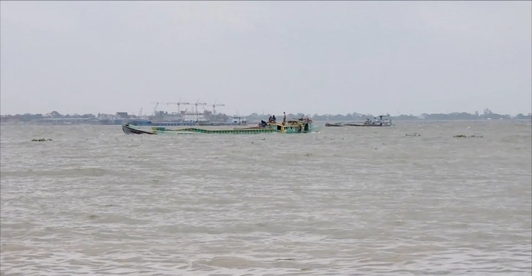 মেঘনায় আলুবোঝাই ট্রলারডুবি, নারী নিখোঁজ