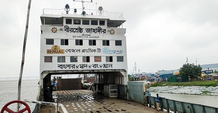 পদ্মা সেতুর পিলারে ধাক্কা : ফেরির মাস্টার-সুকানি বরখাস্ত