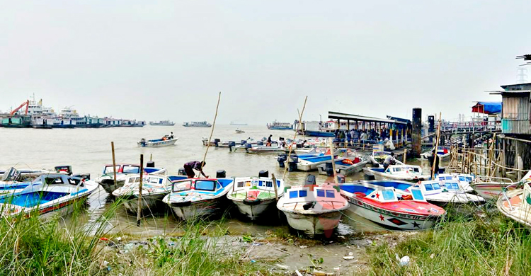 পদ্মায় ঢেউ তোলা স্পিডবোট এখন জঞ্জাল, বিক্রিতে মিলছে না অর্ধেক দাম
