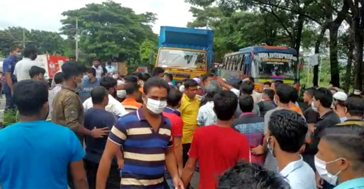 মুন্সিগঞ্জে বেতন-বোনাসের দাবিতে মহাসড়ক অবরোধ