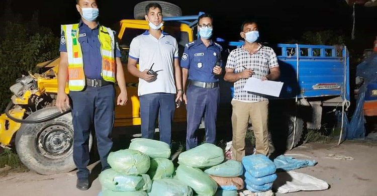 দুর্ঘটনার কবলে পড়া পিকআপে মিললো ৪০ কেজি গাঁজা!