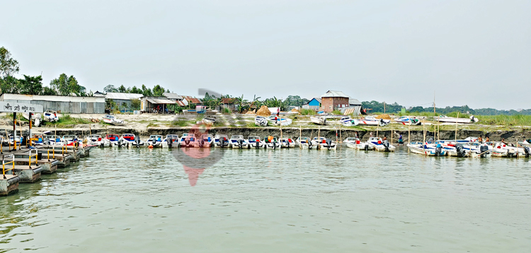 পদ্মায় ঢেউ তোলা স্পিডবোট এখন জঞ্জাল, বিক্রিতে মিলছে না অর্ধেক দাম