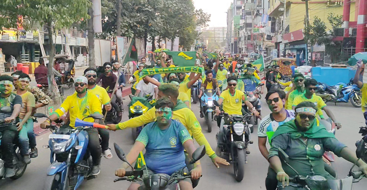 মুন্সিগঞ্জে ব্রাজিলের শোভাযাত্রায় অংশ নিলেন আর্জেন্টিনা সমর্থকরাও