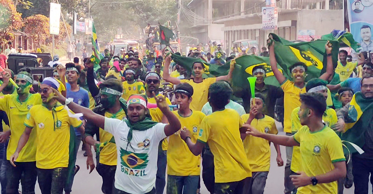 মুন্সিগঞ্জে ব্রাজিলের শোভাযাত্রায় অংশ নিলেন আর্জেন্টিনা সমর্থকরাও