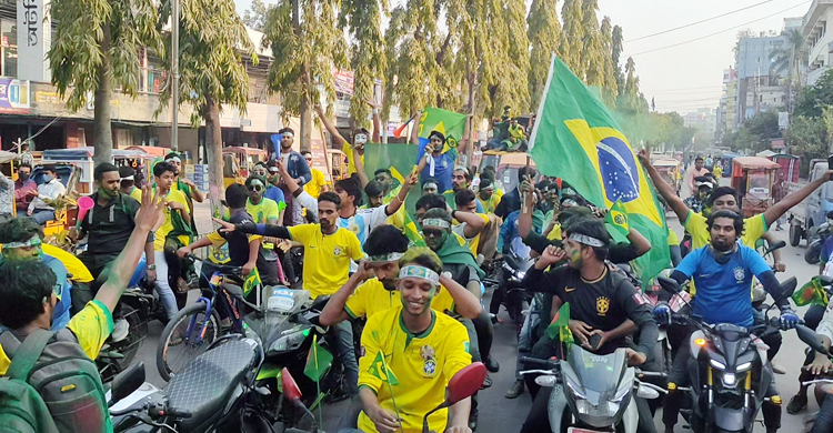 মুন্সিগঞ্জে ব্রাজিলের শোভাযাত্রায় অংশ নিলেন আর্জেন্টিনা সমর্থকরাও