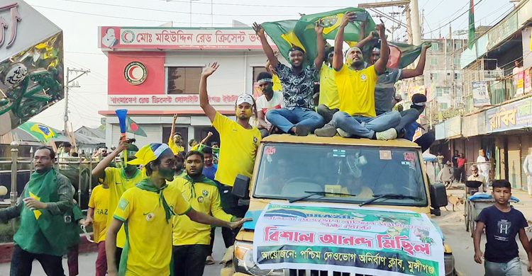 মুন্সিগঞ্জে ব্রাজিলের শোভাযাত্রায় অংশ নিলেন আর্জেন্টিনা সমর্থকরাও