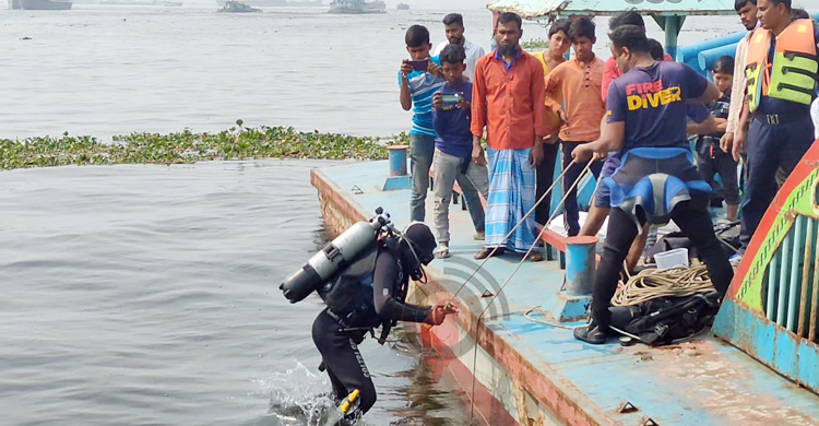 মেঘনায় বাল্কহেড ডুবে নিখোঁজ শ্রমিককে উদ্ধারে অভিযান চলছে