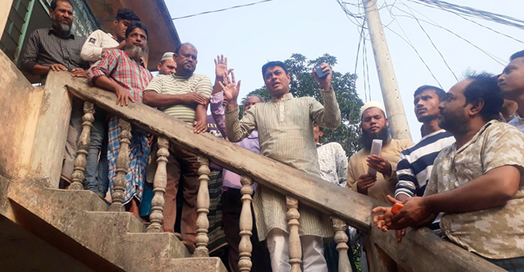 শ্রেণিকক্ষে শিক্ষককে পেটালেন ছাত্রের বাবা