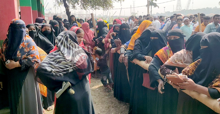 মুন্সিগঞ্জে ভোটারদের দীর্ঘলাইন, ধীরগতিতে ভোটগ্রহণের অভিযোগ