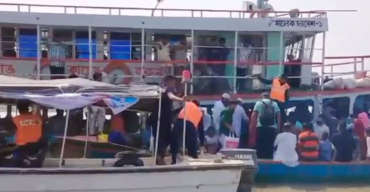 যাত্রী নিয়ে ডুবোচরে আটকে গেল লঞ্চ