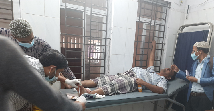 মসজিদে ঢুকে সাংবাদিকের ওপর হামলা
