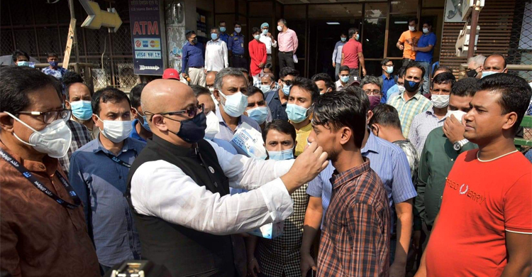 কারওয়ান বাজারে মাস্ক বিতরণ করলেন তথ্য প্রতিমন্ত্রী