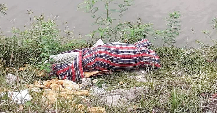 খালের পাড় থেকে তোশকে মোড়ানো নারীর মরদেহ উদ্ধার