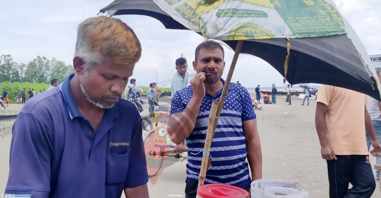 ঘাটে মুড়ি বেচে সংসার চলে খলিলের