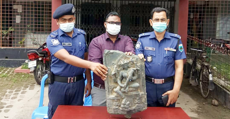 জয়পুরহাটে ২৭ কেজি ওজনের কষ্টিপাথরের মূর্তি উদ্ধার