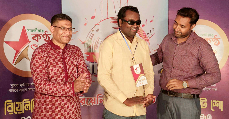 গান গেয়ে অন্ধত্ব জয়ের পথে লিটন দাশ