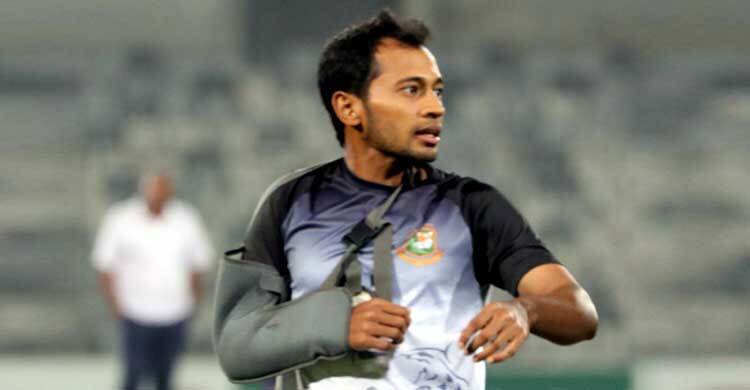 আহত হয়ে মাঠের বাইরে মুশফিক