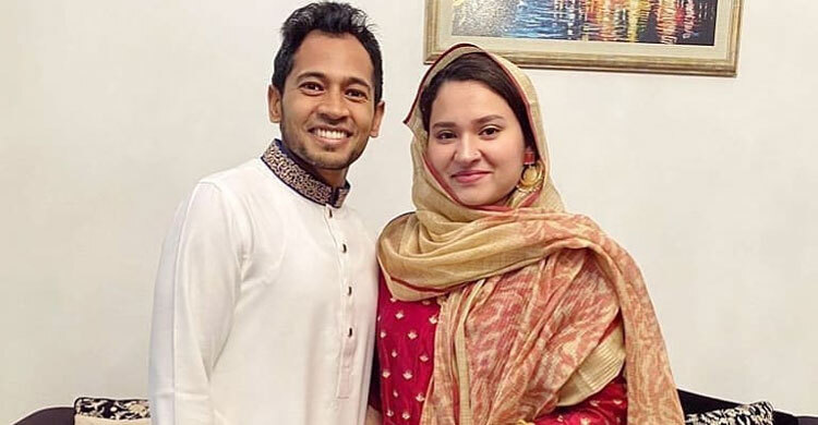 সেঞ্চুরি হাঁকালেন মুশফিক, ‘বিদায়ে’র প্রসঙ্গ তুলে দিলেন স্ত্রী