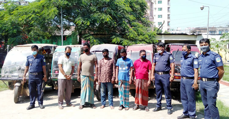 যাত্রীবেশে অটোরিকশা ছিনতাই করা তাদের পেশা