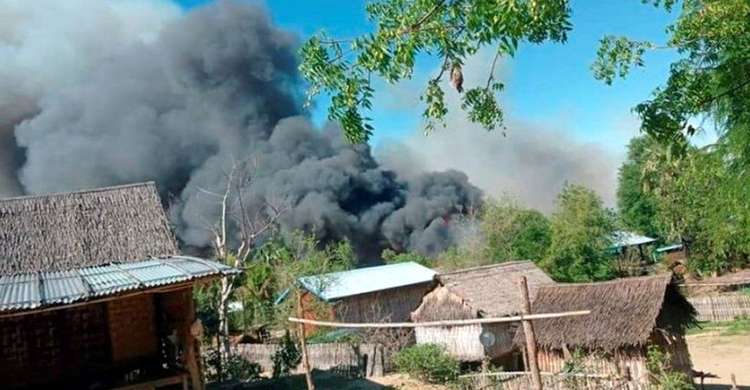 মিয়ানমারে ফের গ্রাম পোড়াল সামরিক বাহিনী, আগুনে দুই বৃদ্ধের মৃত্যু