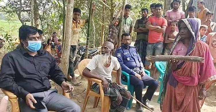 পিটিয়ে বের করে দিল ছেলে, বৃদ্ধ বাবা-মাকে ঘরে ফেরালেন ইউএনও