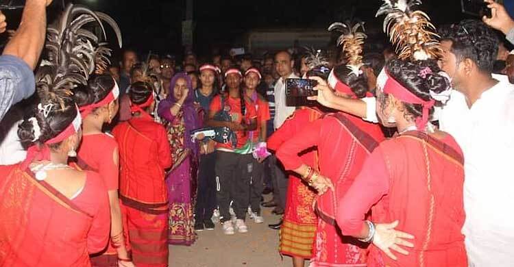 নাচে-গানে ৮ ফুটবল কন্যাকে বরণ করলো কলসিন্দুরবাসী