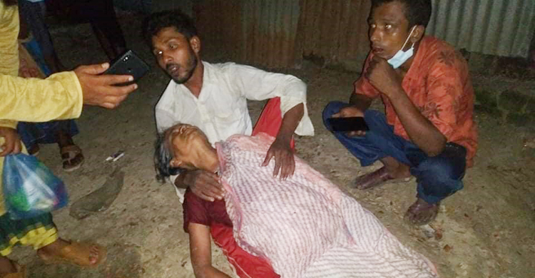 ফুলবাড়ীয়ায় নিজ বাড়িতে নারীকে কুপিয়ে হত্যা