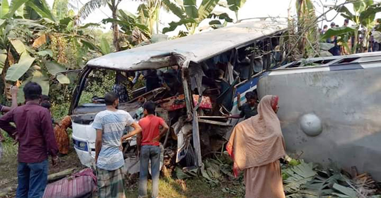 ভালুকায় পোশাক শ্রমিকবাহী দুটি বাস নিয়ন্ত্রণ হারিয়ে আহত ৩০