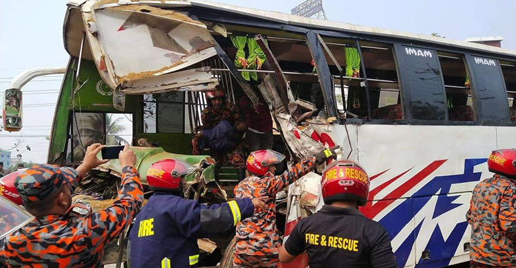 ওভারটেক করতে গিয়ে ট্রাকে ধাক্কা, যুবক নিহত