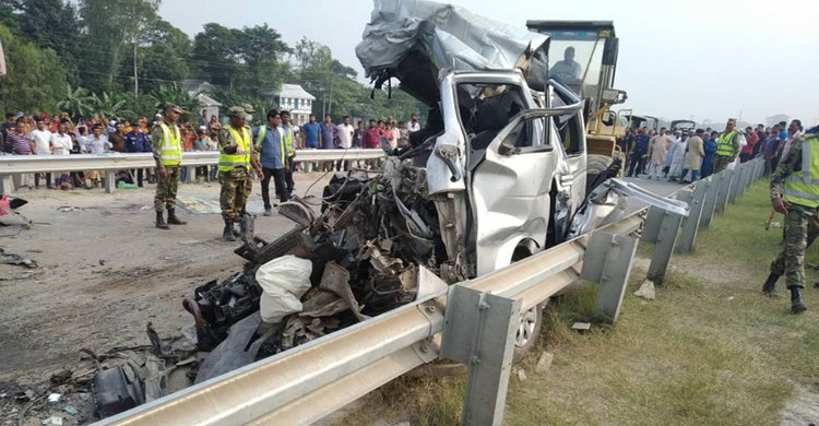 Fatal road crash in Munshiganj leaves 8 dead