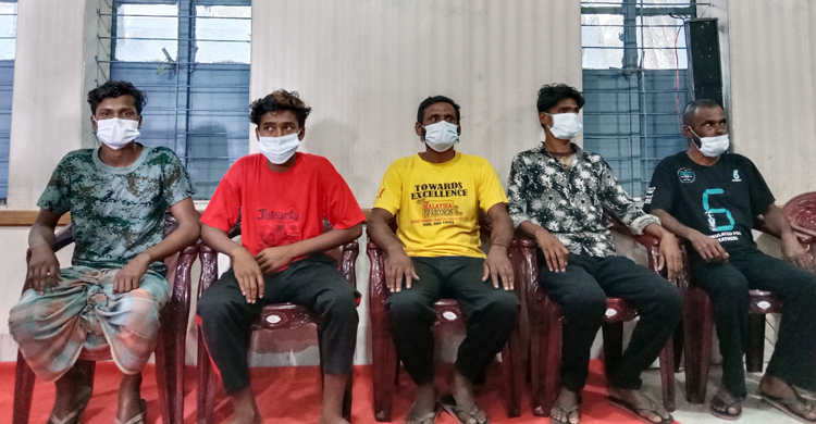 মিয়ানমারে ৩৬ দিন বন্দি থেকে দেশে ফিরলেন ৬ জেলে