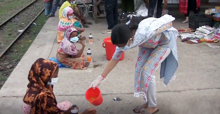 দুই শতাধিক মানুষকে ইফতার করালেন মৌ দাস