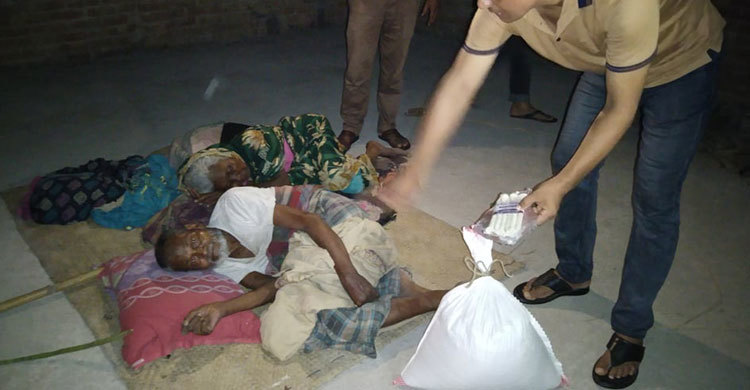 জমি লিখে নিয়ে বাবা-মাকে বাড়ি থেকে বের করে দিলেন ছেলেরা